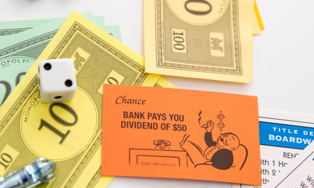 Monopoly - Bank Pays You Dividend card and pieces